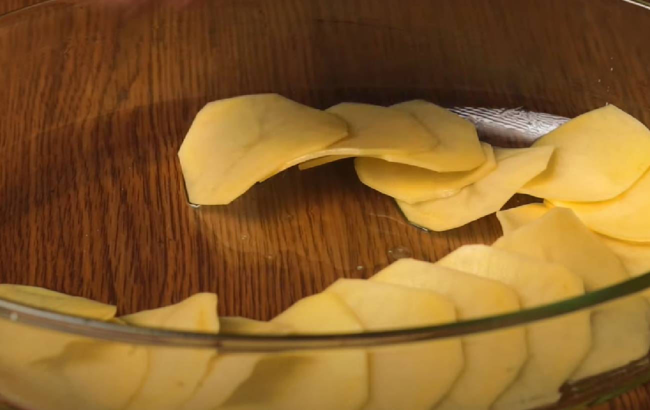 Картопляна запіканка з вершковим соусом: простий рецепт для ситного обіду